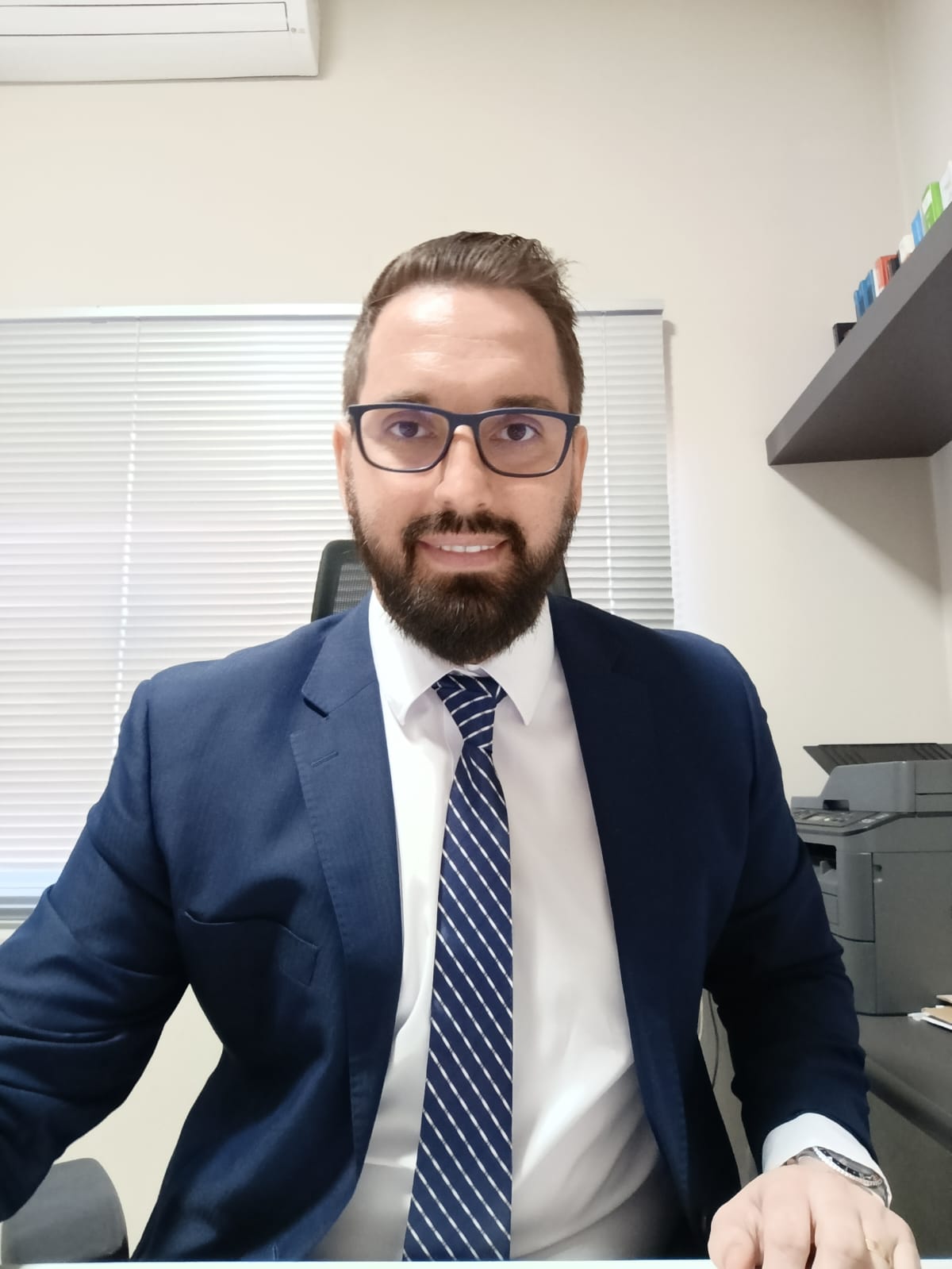 Advogado analisando documentos
